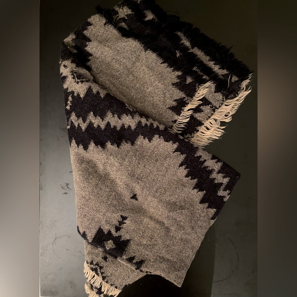 Tribal pattern blanket scarf American Eagle